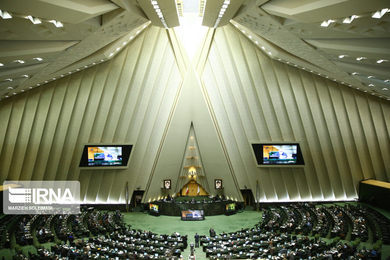Le négociateur en chef d’Iran explique les évolutions des pourparlers au parlement iranien