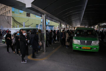 مسافران در انتظار وسیله نقلیه عمومی در ایستگاه تاکسی میدان ونک 