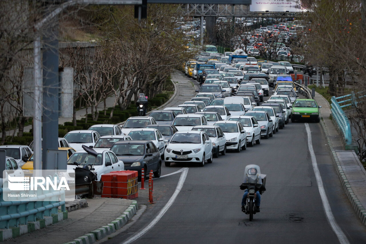 علت ترافیک سنگین در بزرگراه همت تهران چیست؟