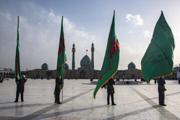 تعویض پرچم مسجد جمکران