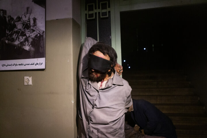 شکنجه مبارزان برای لو دادن انقلابیون/طوفان انقلاب طومار طاغوت را پیچید