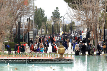 La tombe du poète Abu al-Qasim Ferdowsi à Machhad reçoit des touristes