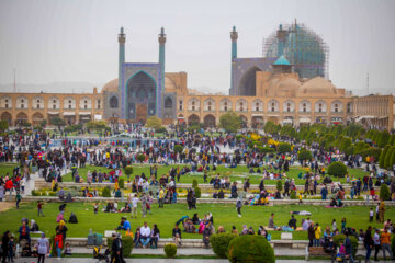 Turistas durante Noruz en Isfahán