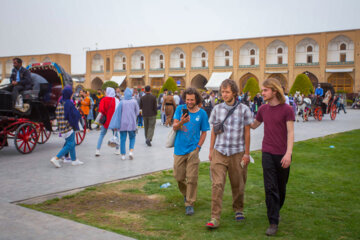 Turistas durante Noruz en Isfahán