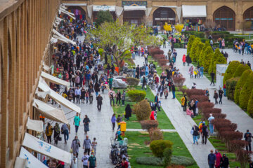 Turistas durante Noruz en Isfahán