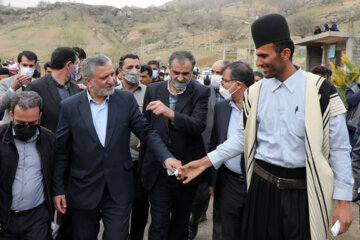 «سید صولت مرتضوی» معاون اجرایی رئیس جمهور روز سه‌شنبه از روند ساخت خانه های زلزله زدگان در روستاهای دزک علیا و سفلی بخش دوآب‌صمصامی شهرستان کوهرنگ بازدید کرد