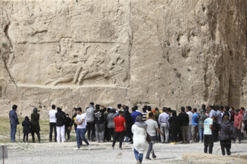 Naqsh-e Rostam recibee a los turistas en Noruz