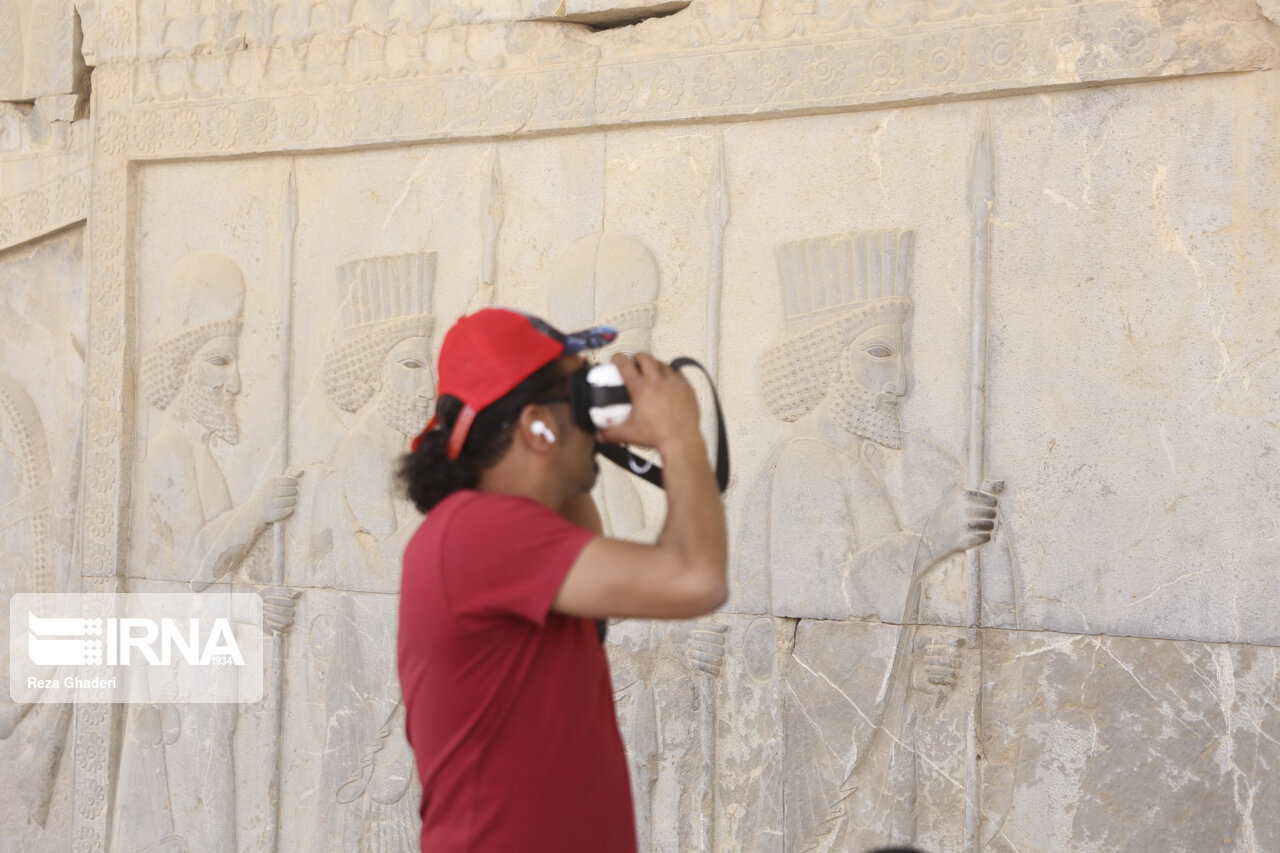 تبلیغ لباس در کنار آثار تاریخی؛ مجموعه تختجمشید: بدون هماهنگی بود تبلیغ لباس در کنار آثار تاریخی؛ مجموعه تختجمشید: بدون هماهنگی بود