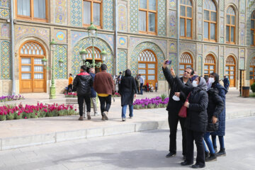 Los turistas nacionales visitan el palacio Golestán 