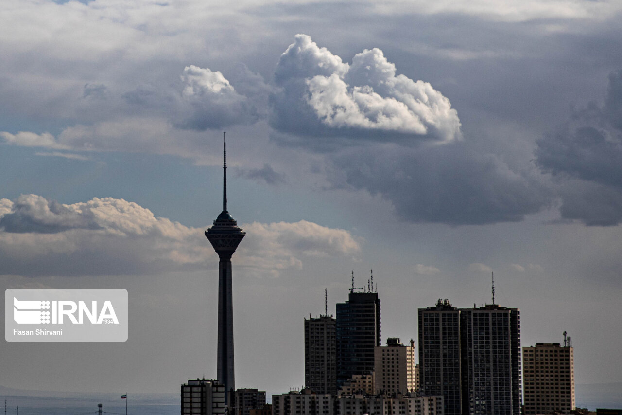 آسمانی نیمه ابری همراه با وزش ملایم باد برای تهران پیش بینی می شود