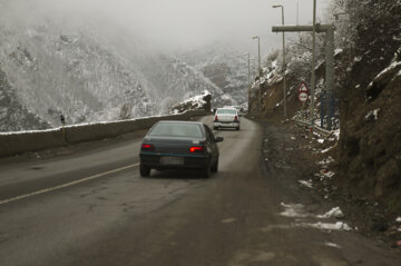 بارش برف در جاده چالوس و راه‌های۳ استان/ کاهش ۸ درصدی تردد برون‌شهری در شبانه‌روز گذشته
