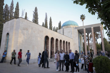 Los mausoleos de Hafez y Saadi en el Noruz de 1401