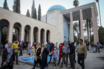 Los mausoleos de Hafez y Saadi en el Noruz de 1401