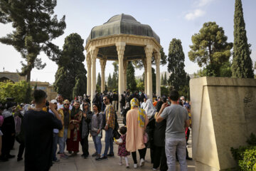 Los mausoleos de Hafez y Saadi en el Noruz de 1401