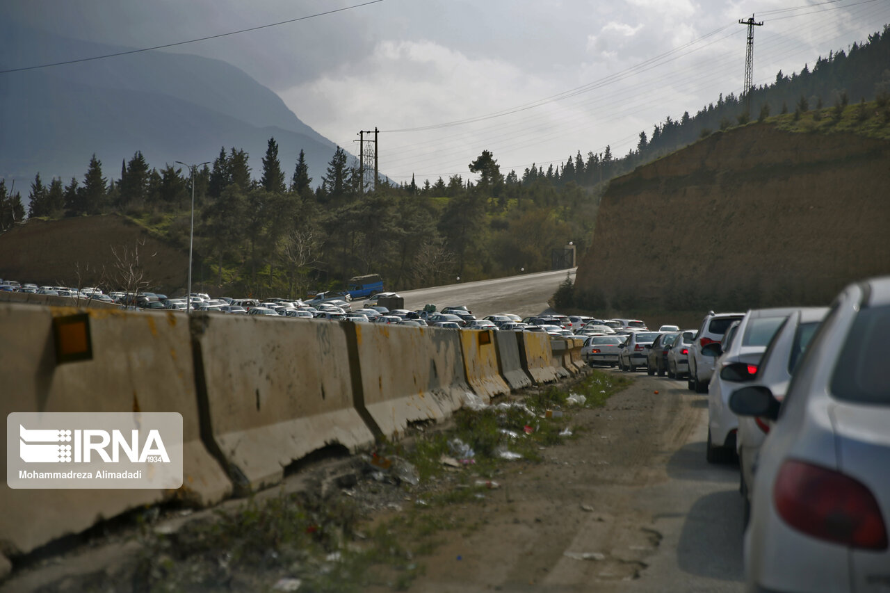 ترافیک سنگین در مسیرهای شمالی کشور/ چالوس یک طرفه شد