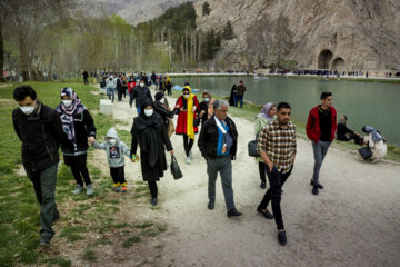 گردشگران نوروزی در تاق بستان