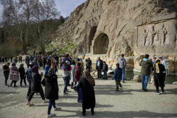 گردشگران نوروزی در تاق بستان