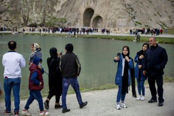 گردشگران نوروزی در تاق بستان