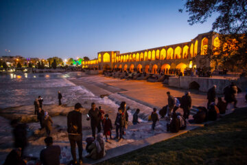 در حاشیه زاینده رود