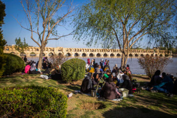 در حاشیه زاینده رود