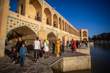 در حاشیه زاینده رود