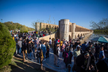 در حاشیه زاینده رود