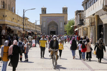 Norouz 2022 en Iran : les voyageurs dans le complexe historique de Zandieh et le jardin Eram de Chiraz