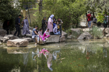 Norouz 2022 en Iran : les voyageurs dans le jardin Eram le Zandieh de Shiraz au sud