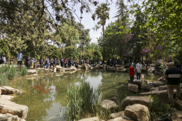 Norouz 2022 en Iran : les voyageurs dans le jardin Eram le Zandieh de Shiraz au sud