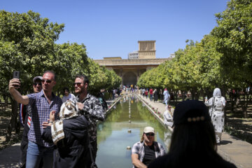 Norouz 2022en Iran : les voyageurs dans le jardin Eram le Zandieh de Shiraz au sud