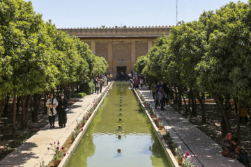 Norouz 2022 en Iran : les voyageurs dans le jardin Eram le Zandieh de Shiraz au sud