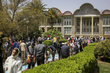 Norouz 2022 en Iran : les voyageurs dans le jardin Eram le Zandieh de Shiraz au sud