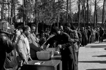 1 Nisan 1979: İran halkı İslam Cumhuriyeti Devleti'ne onay verdi