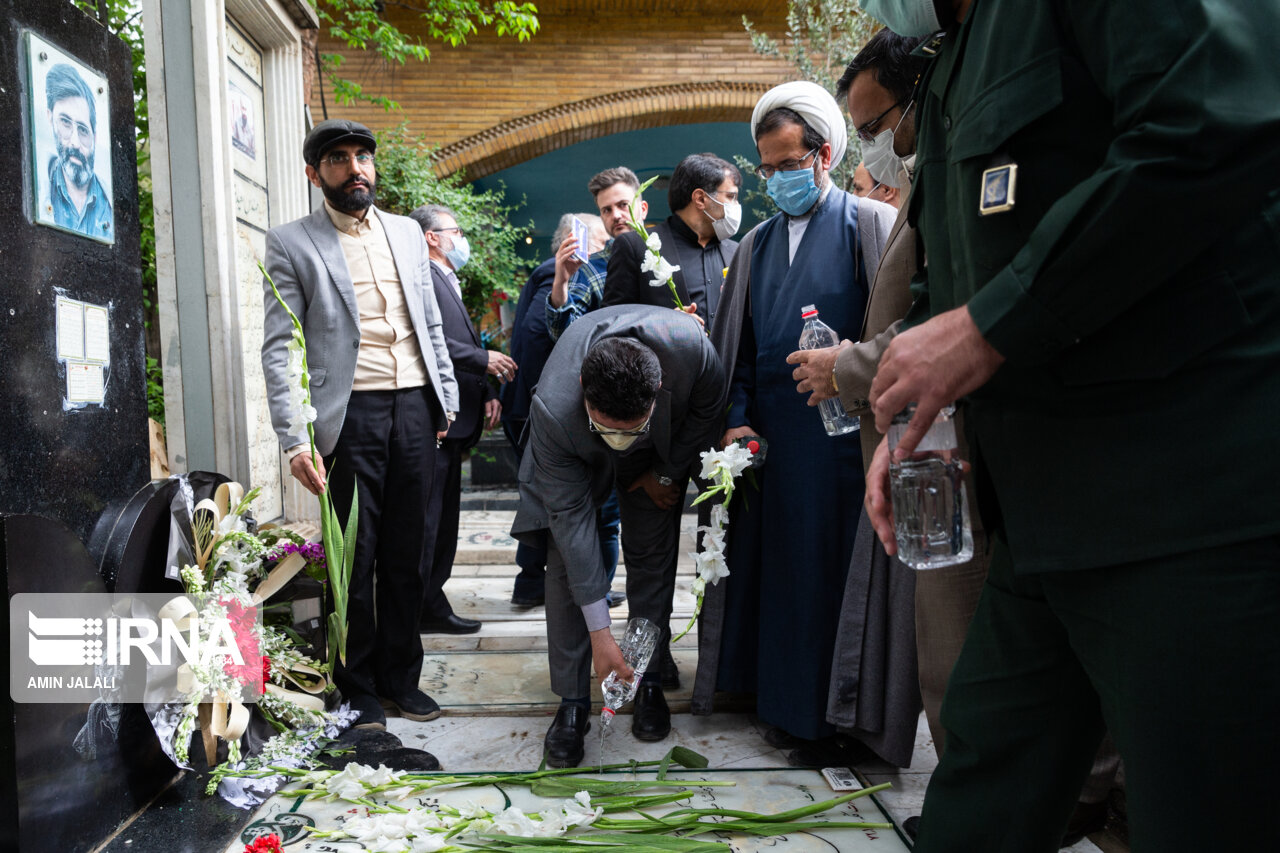 غبارروبی قطعهای از بهشتِ قلم غبارروبی قطعهای از بهشتِ قلم