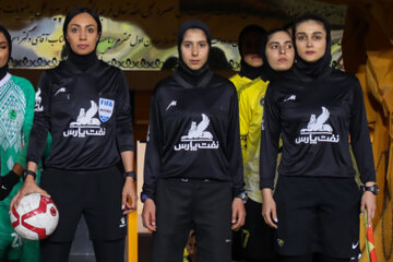 Equipos de fútbol femenino iraníes juegan en Isfahán