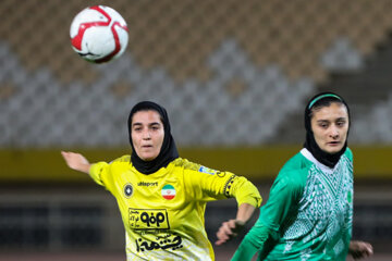 Equipos de fútbol femenino iraníes juegan en Isfahán