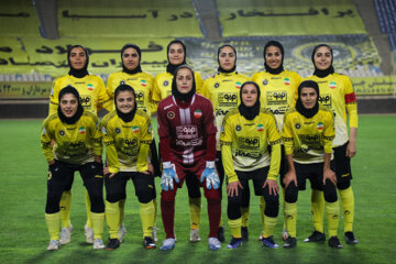 Equipos de fútbol femenino iraníes juegan en Isfahán
