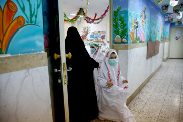 İlk Orucunu Tutan İlk Okul Kızlarının Kutlama Törenindeki Sevinci