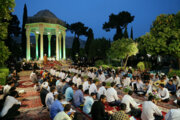 شاهد/۶۰۰ حافظ للقرآن يشاركون بجلسة تلاوة رمضانية في مقبرة حافظ الشیرازي