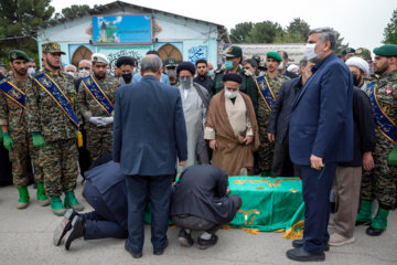 تشییع پیکر مادر شهیدان رضوان مدنی در کرمانشاه