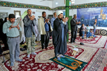  نماز جماعت روستای ایوب هر روز به امامت  حجت الاسلام «قاسم فرامرزی» اقامه می شود