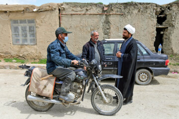 حجت الاسلام «قاسم فرامرزی» مبلغ و روحانی روستای ایوب خراسان شمالی در مدت سه سال و نیم حضور در این روستا ارتباط خوبی با اهالی برقرار کرده است. تشریح احکام، بیان مسایل اسلامی، پاسخگویی به سوالات و رفع مشکلات مردم از مهمترین فعالیت های این روحانی است