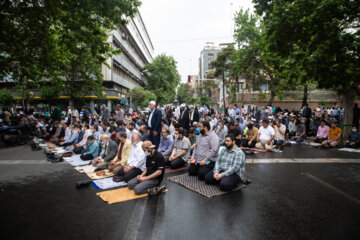 حضور نمازگزاران در آخرین نماز جمعه ماه رمضان  در خیابان های اطراف دانشگاه تهران  