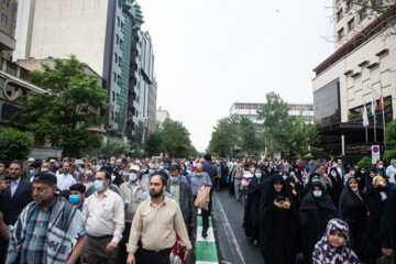 حضور نمازگزاران در آخرین نماز جمعه ماه رمضان  در خیابان های اطراف دانشگاه تهران  