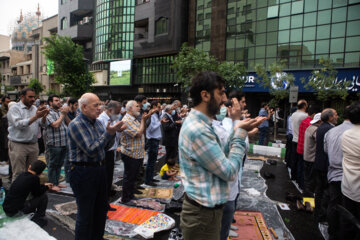 حضور نمازگزاران در آخرین نماز جمعه ماه رمضان  در خیابان های اطراف دانشگاه تهران  