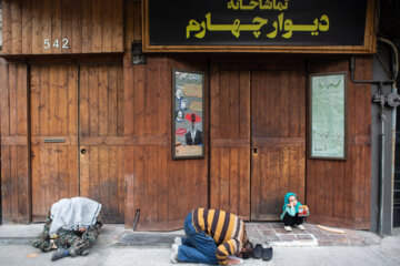 حضور نمازگزاران در آخرین نماز جمعه ماه رمضان  در خیابان های اطراف دانشگاه تهران  