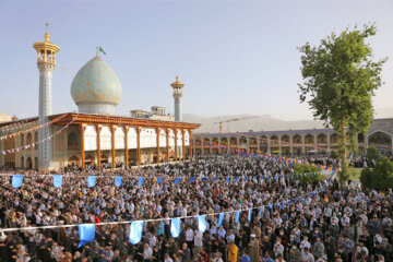 اقامه نماز عید فطر در حرم شاهچراغ (ع)