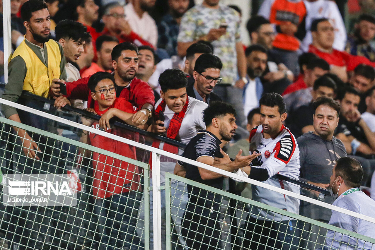 واکنش تند هواداران پرسپولیس به مربی استقلالی فولاد / دو سرخپوش با لباس شخصی آمدند