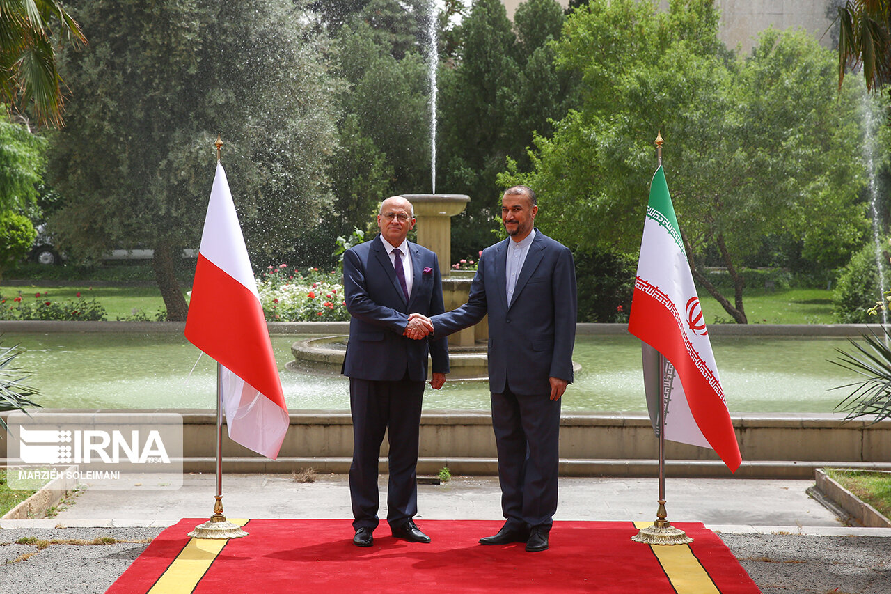 Los ministros de Exteriores de Irán y Polonia se reúnen en Teherán