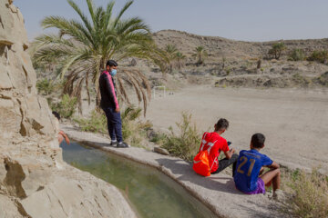 «میثم» زمانی که در روستا است بخشی از وقتش را صرف آموزش و تمرین فوتبال به بچه های روستای جلالی و روستاهای اطراف می‌کند
